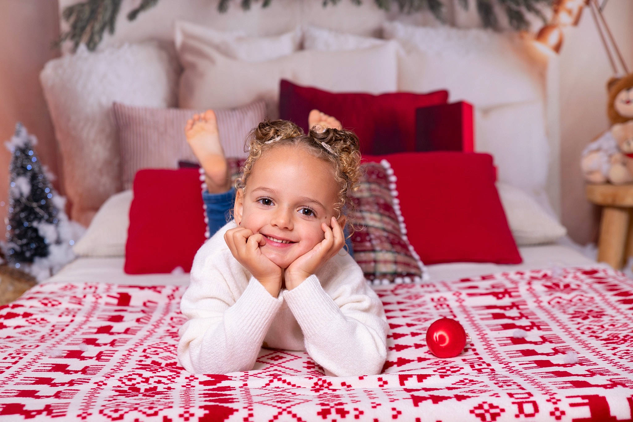 Lily-rose participe au concours pour gagner de l'argent avec cette photo : baby, baby_toddler_clothing, child, comfort, couch, event, flooring, happy, headpiece, joy, linens, magenta, pattern, person, pillow, pink, red, room, smile, textile