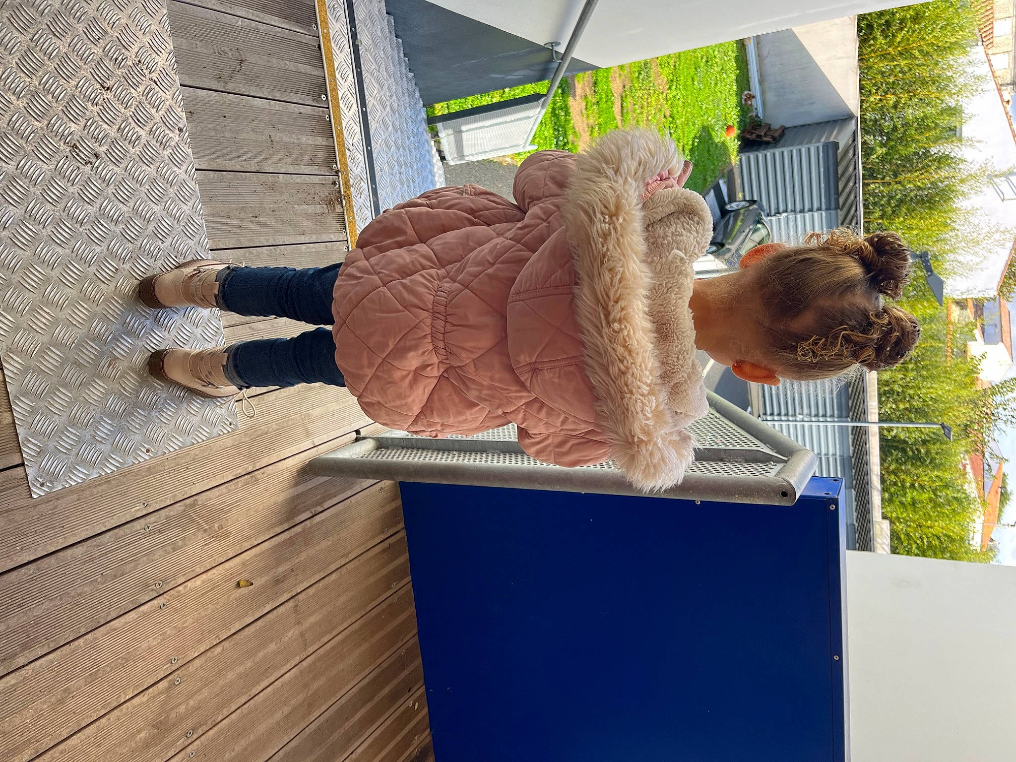 Lily-rose a rejoint le concours — aidez-le/la à gagner de superbes lots ! brickwork, facade, fawn, flooring, fur, hardwood, person, plant, room, tree, umbrella, wood, wool