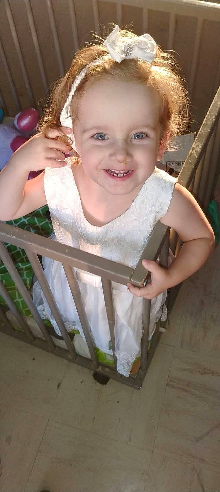 Jasmine participe au concours pour gagner de l'argent avec cette photo : baby, blue_eyes, bow, child, childhood, curly_hair, cute, floor, girl, happy, headband, indoor, person, playpen, playtime, portrait, smiling, toddler, toy, white_dress