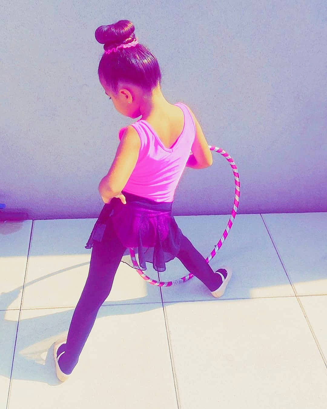 Lylia participe au concours pour gagner de l'argent avec cette photo : balance, electric_blue, entertainment, eyewear, fashion_design, fun, happy, human_leg, knee, leg, leisure, magenta, performing_arts, person, pink, purple, recreation, sportswear, thigh, toy