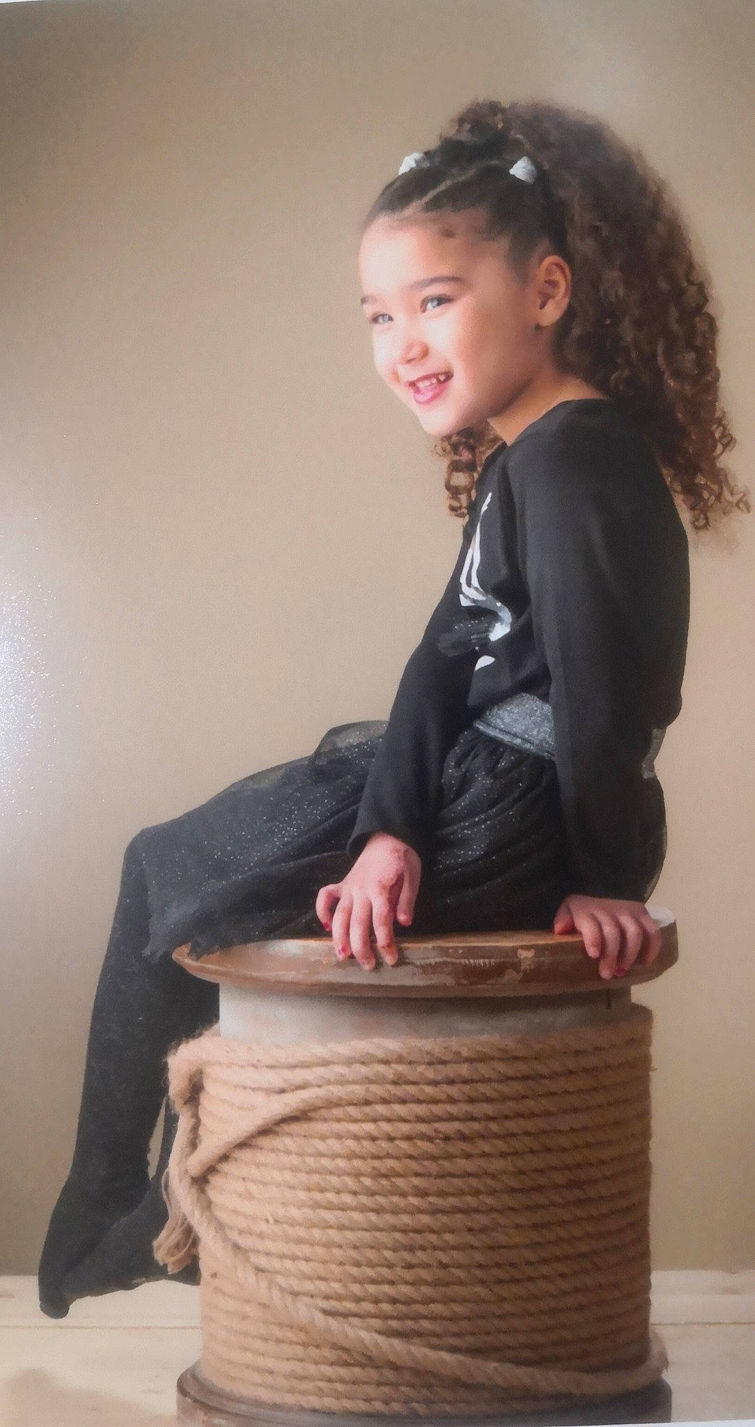 Lylia participe au concours pour gagner de l'argent avec cette photo : arm, beauty, blazer, chin, collar, comfort, dress, face, flash_photography, hair, hairstyle, happy, head, joy, neck, organ, outerwear, person, sleeve, smile