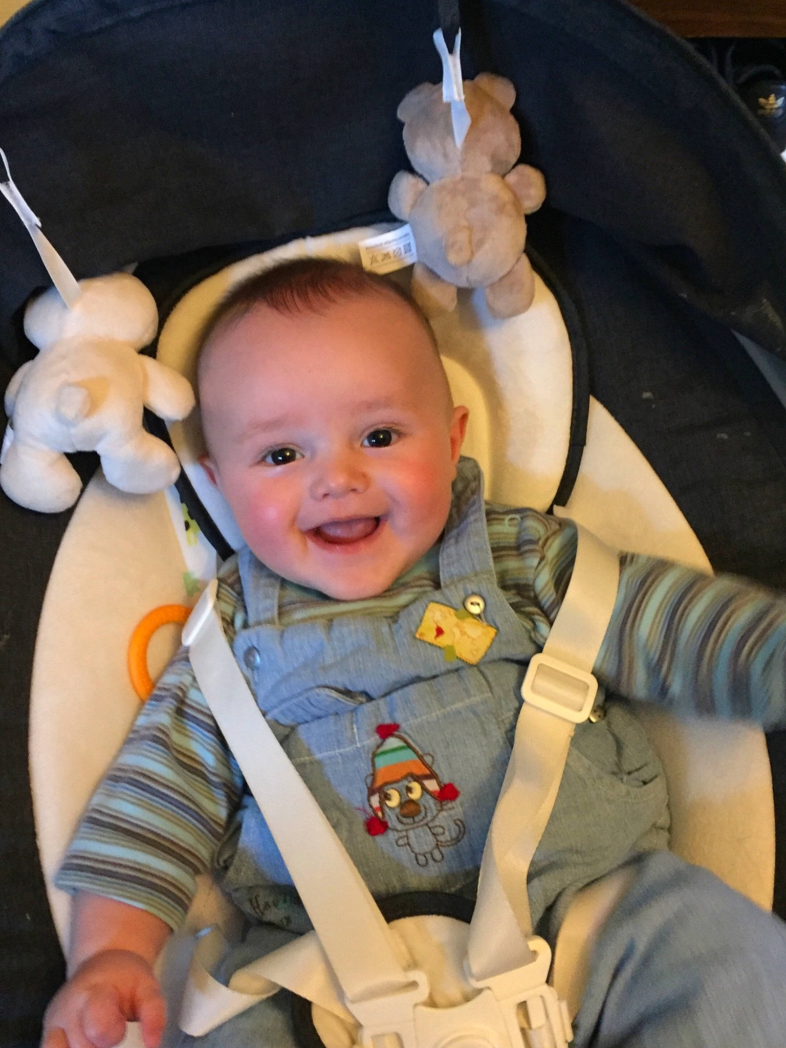 Louïs a rejoint le concours — aidez-le/la à gagner de superbes lots ! auto_part, baby, baby_carriage, baby_products, baby_toddler_clothing, chair, cheek, child, costume, ear, fashion_accessory, fun, happy, human_body, joy, organ, person, sitting, skin, smile