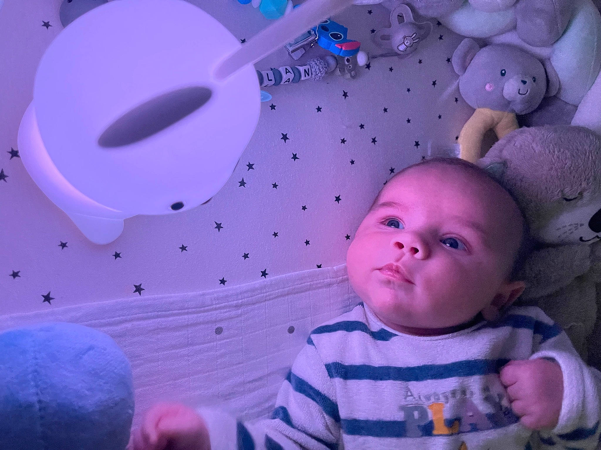 Milan a rejoint le concours — aidez-le/la à gagner de superbes lots ! baby, baby_toddler_clothing, blue, ceiling, cheek, child, circle, comfort, facial_expression, fun, happy, light, magenta, person, pink, purple, room, skin, toddler, violet