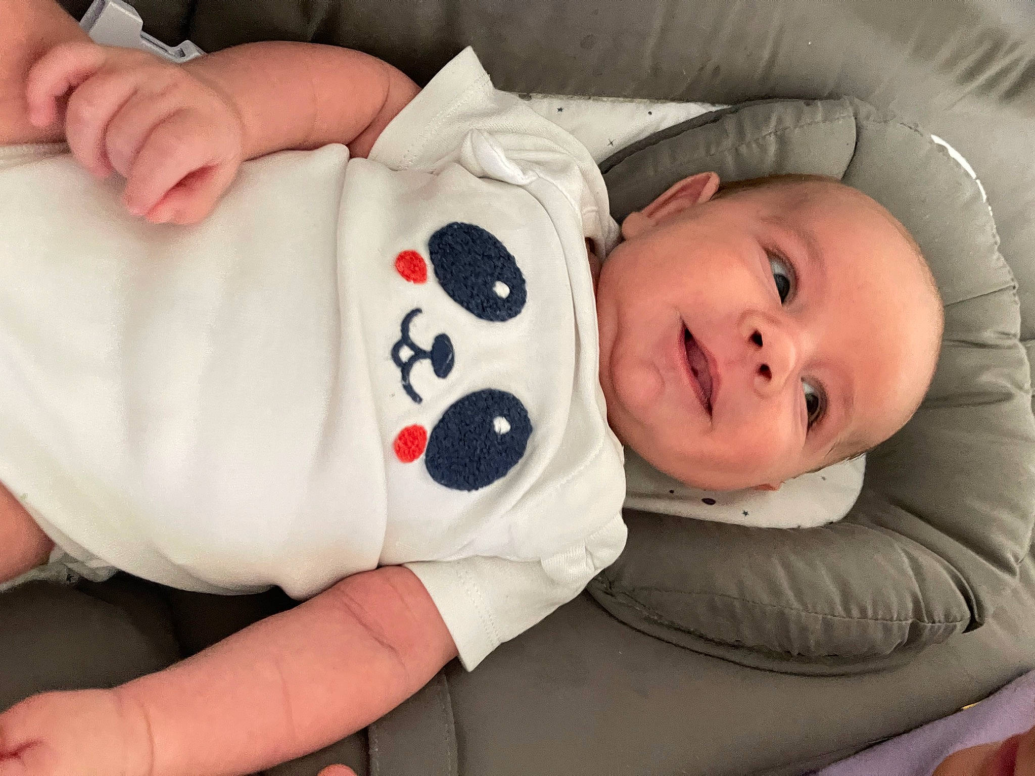 Milan participe au concours pour gagner de l'argent avec cette photo : baby, baby_products, baby_toddler_clothing, cheek, child, comfort, elbow, finger, hand, linens, nail, pattern, person, sitting, skin, sleeve, smile, textile, thumb, toddler