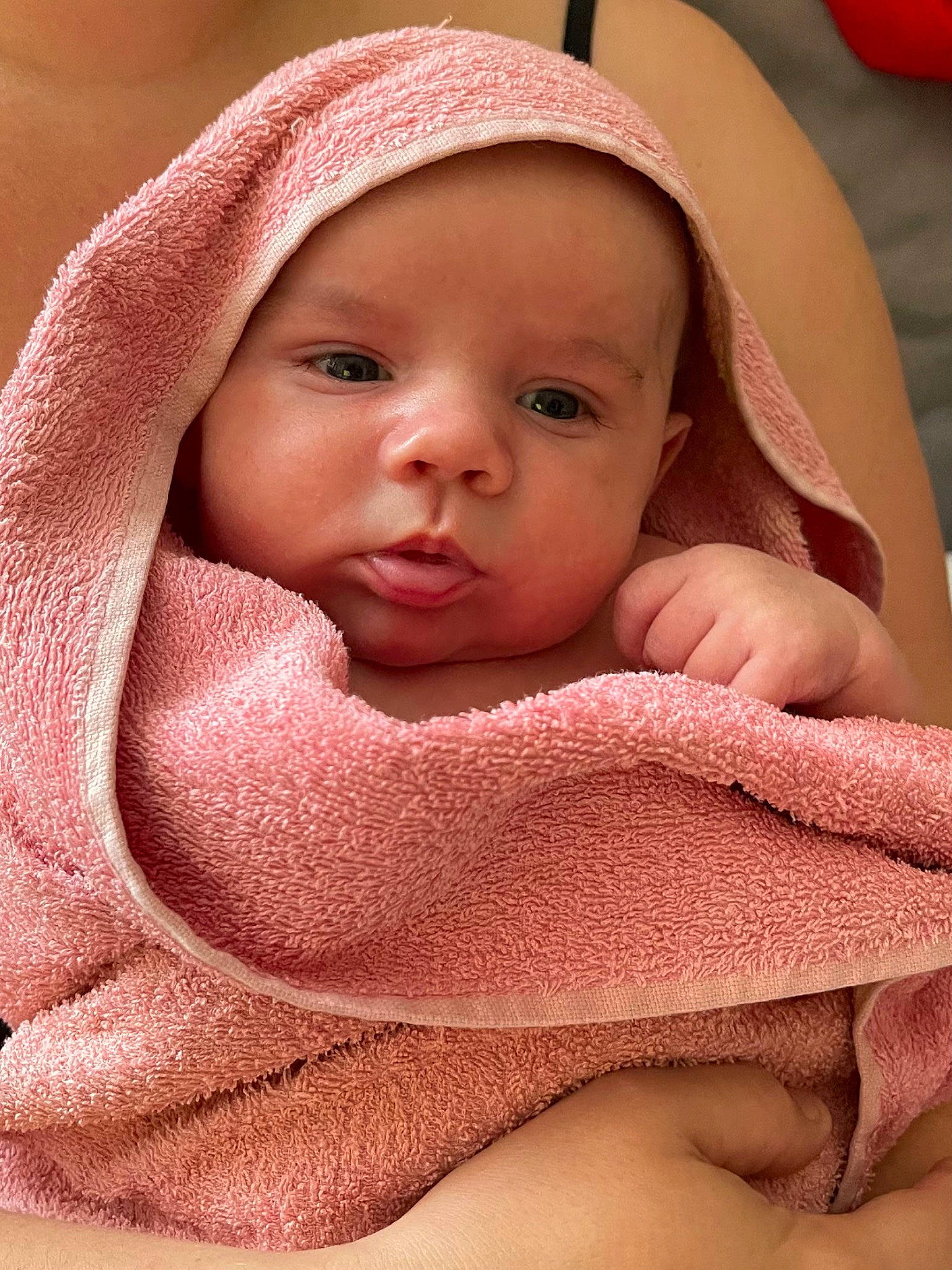 Milan participe au concours pour gagner de l'argent avec cette photo : baby, cheek, child, chin, close_up, comfort, eyebrow, face, facial_expression, finger, headwear, linens, lip, nose, person, pink, product, skin, sleeve, textile