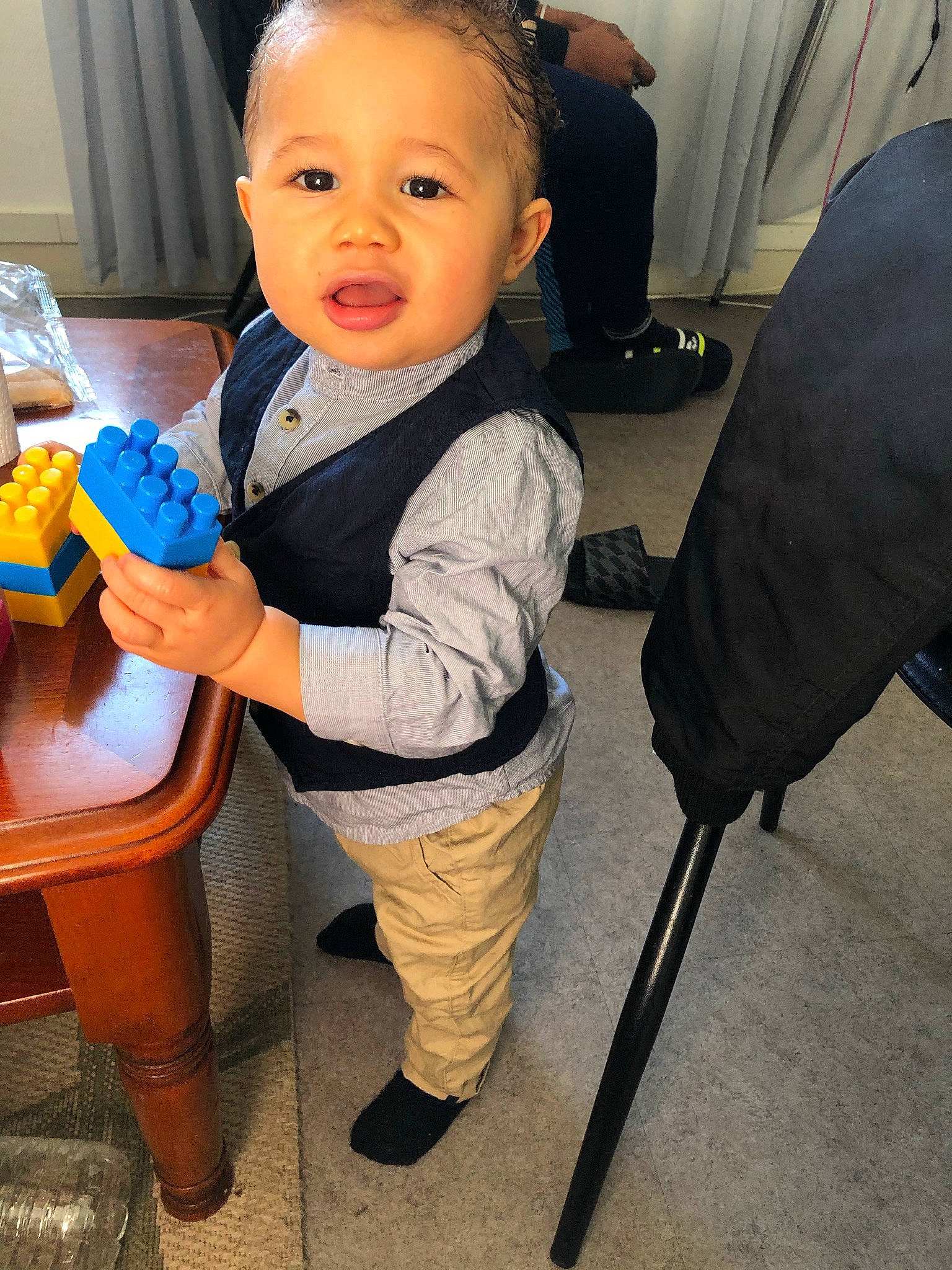 Issa a rejoint le concours — aidez-le/la à gagner de superbes lots ! baby, baby_products, baby_toddler_clothing, chair, child, comfort, electric_blue, face, flooring, hairstyle, happy, outerwear, person, room, sitting, skin, smile, standing, toddler, toy