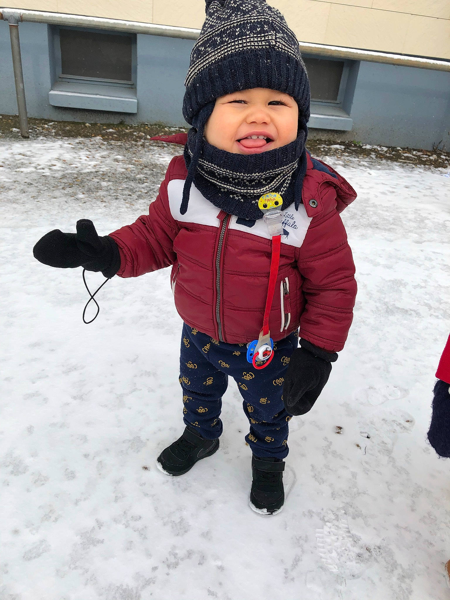 Issa a rejoint le concours — aidez-le/la à gagner de superbes lots ! baby, baby_toddler_clothing, cap, cheek, child, face, freezing, fun, glove, headgear, headwear, human_body, jacket, people_in_nature, person, personal_protective_equipment, recreation, sleeve, snow, toddler