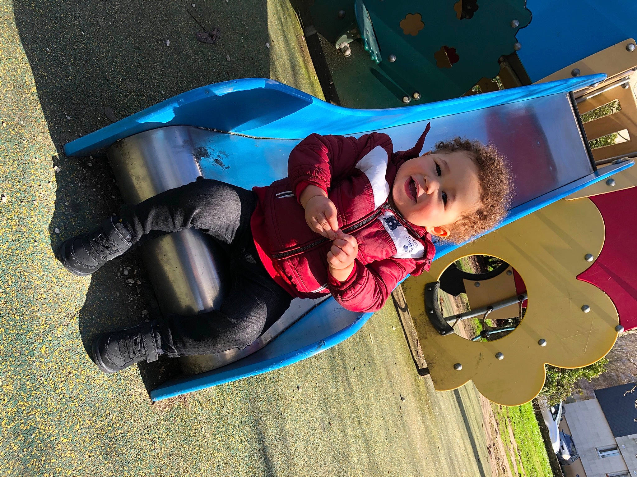 Issa participe au concours pour gagner de l'argent avec cette photo : animated_cartoon, animation, art, baby, carmine, child, electric_blue, eyewear, fiction, fictional_character, fun, games, happy, leisure, person, personal_protective_equipment, play, recreation, smile, space