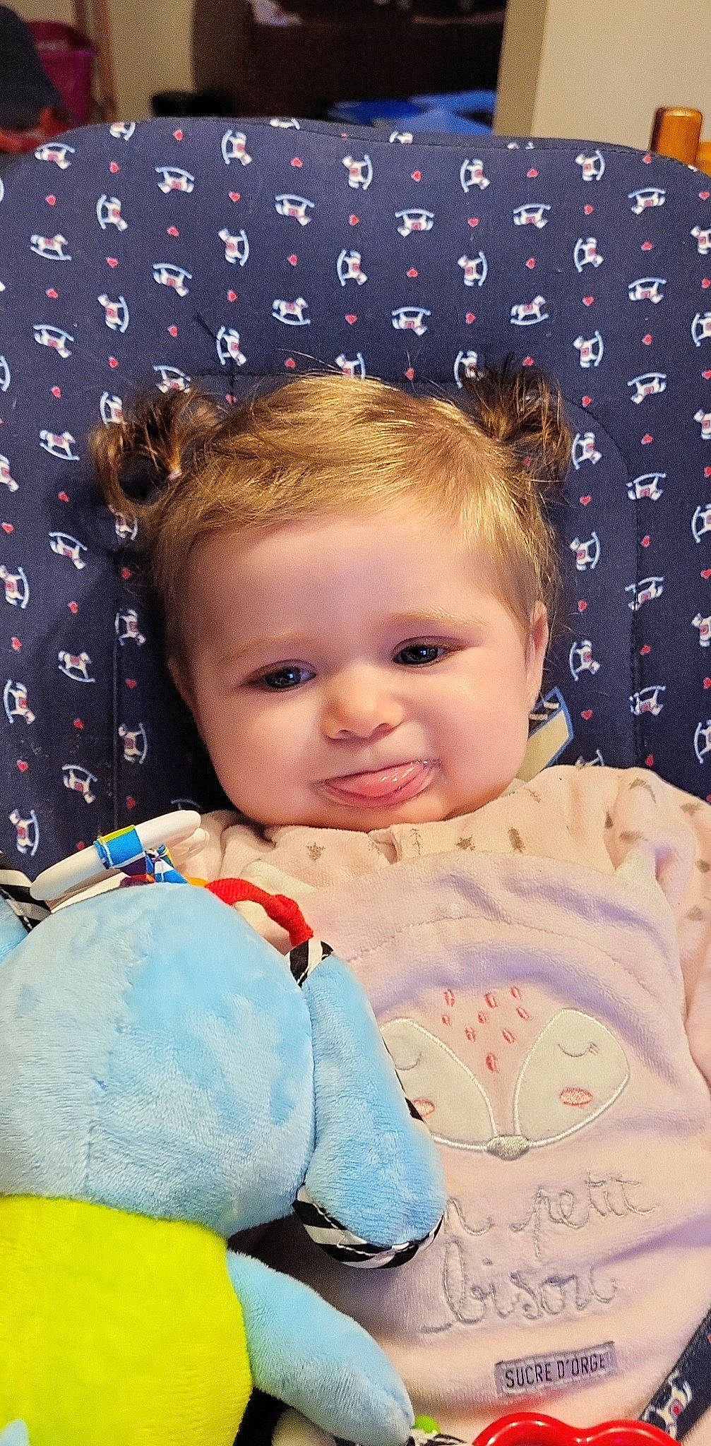 Enola a rejoint le concours — aidez-le/la à gagner de superbes lots ! baby_toddler_clothing, blue, cheek, chin, eye, face, facial_expression, hair, hairstyle, happy, head, iris, organ, person, photograph, pink, product, skin, sleeve, smile