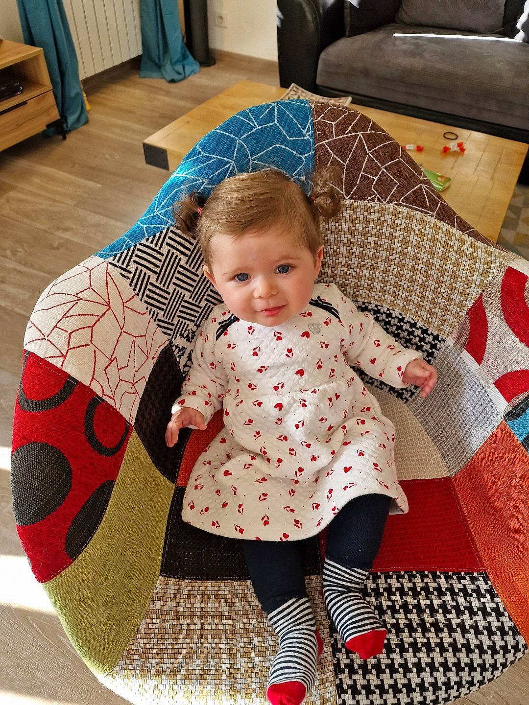 Enola participe au concours pour gagner de l'argent avec cette photo : baby, baby_products, baby_toddler_clothing, beauty, child, comfort, couch, floor, flooring, linens, living_room, pattern, person, pink, product, room, sleeve, textile, toddler, white