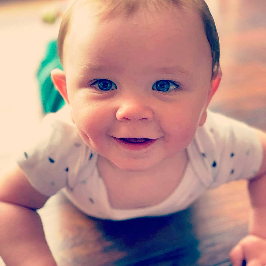 Malcom participe au concours pour gagner de l'argent avec cette photo : azure, baby, baby_toddler_clothing, cheek, chin, cloud, eye, eyebrow, flash_photography, gesture, hair, happy, head, iris, joy, lip, mouth, nose, person, skin