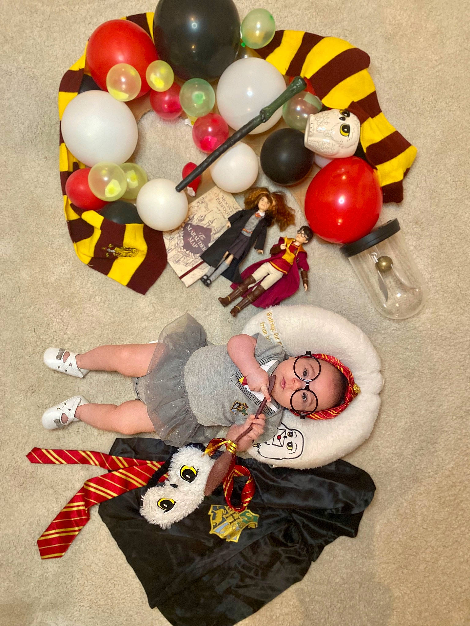 Hana a rejoint le concours — aidez-le/la à gagner de superbes lots ! art, balloon, carmine, circle, design, event, fashion_accessory, fictional_character, font, fun, happy, holiday, illustration, jewellery, party_supply, pattern, person, red, t_shirt, visual_arts