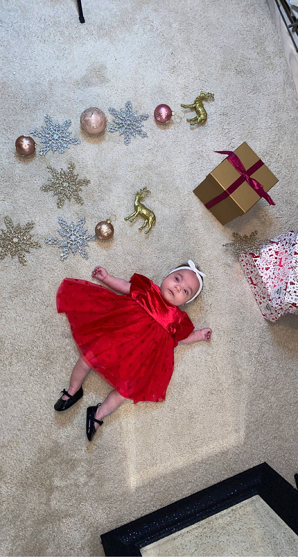 Hana participe au concours pour gagner de l'argent avec cette photo : dress, event, floor, flooring, footwear, fun, human_leg, leg, linens, magenta, ornament, pattern, person, pink, purple, red, sandal, textile, tints_and_shades, visual_arts