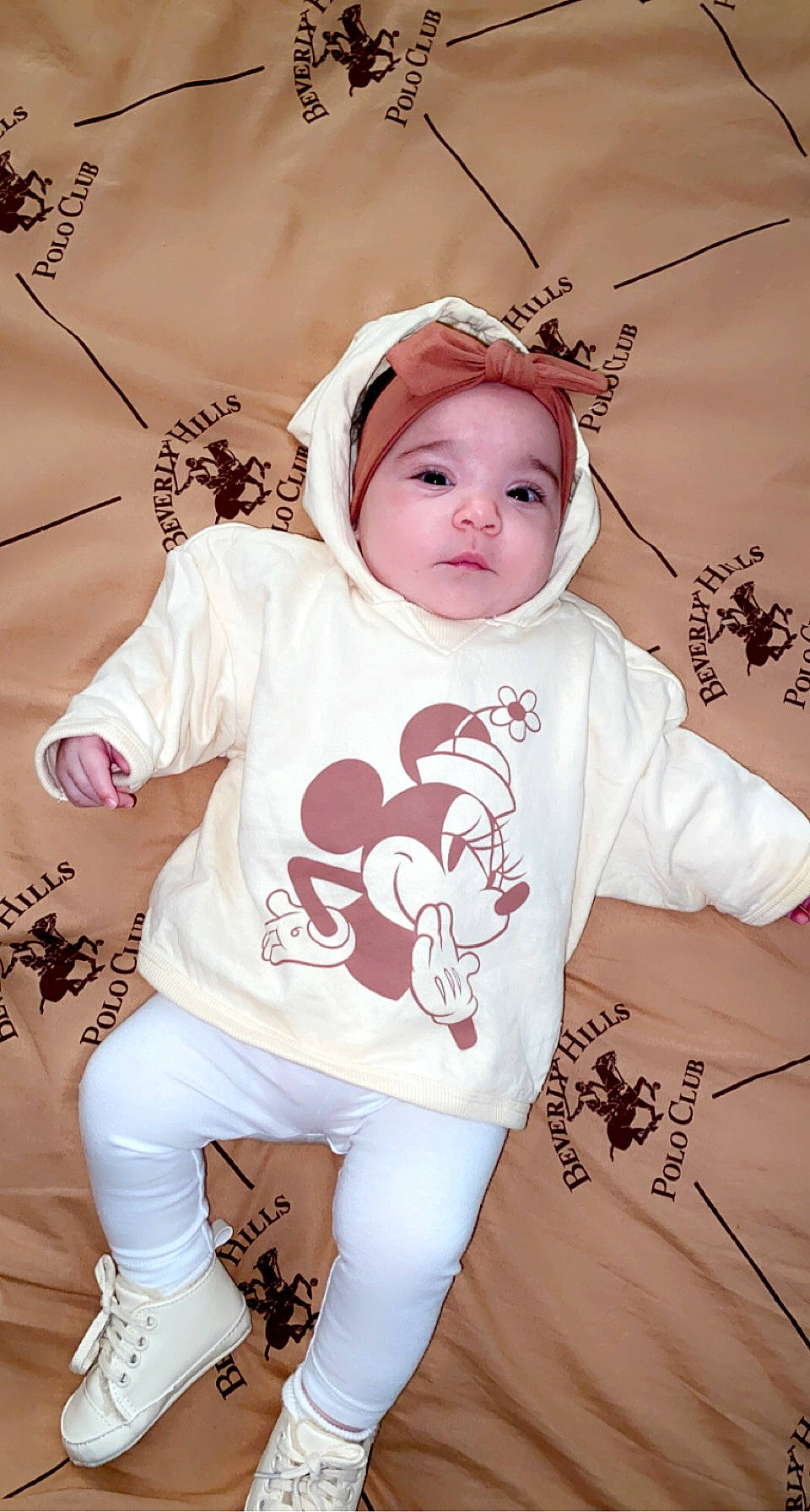 Hana a rejoint le concours — aidez-le/la à gagner de superbes lots ! baby, baby_toddler_clothing, cheek, child, cool, eye, eyelash, fashion_accessory, fur, grass, happy, headwear, human_body, neck, pattern, person, pink, sleeve, t_shirt, textile