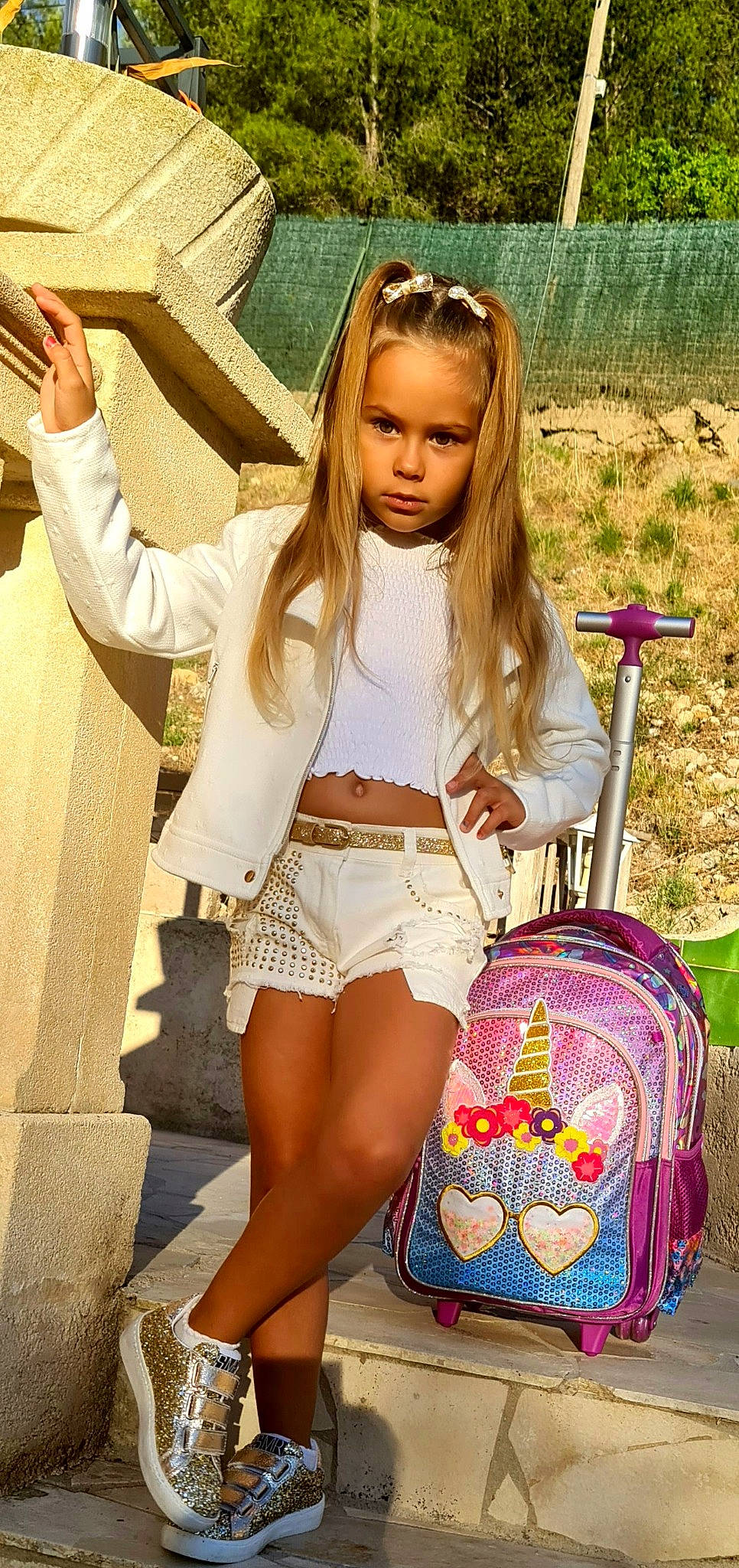 Lilou participe au concours pour gagner de l'argent avec cette photo : beauty, cool, eyewear, fashion, fashion_design, happy, human_leg, joint, knee, leg, long_hair, person, photograph, pink, sleeve, snapshot, thigh, trunk, waist, white