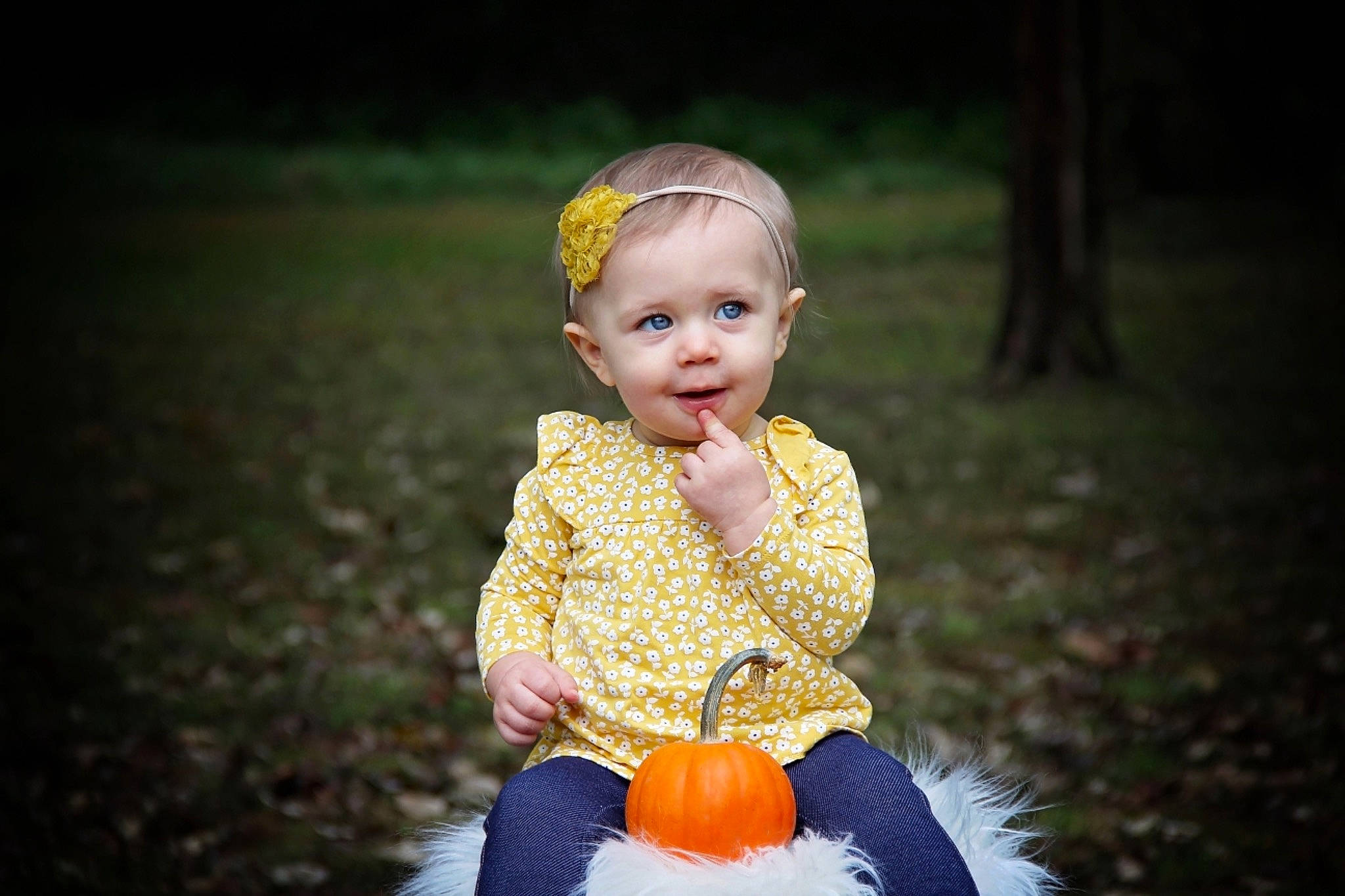 Tinsleigh is registered to the contest to win money with this photo: child, fun, girl, grass, hair_accessory, happiness, infant, person, photograph, plant, play, portrait_photography, sitting, smile, toddler, yellow