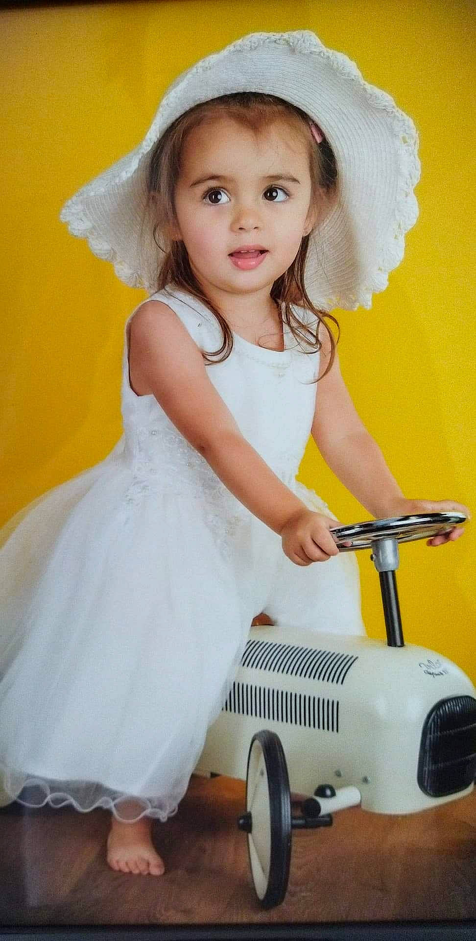 Djulya participe au concours pour gagner de l'argent avec cette photo : arm, baby_toddler_clothing, blond, child, costume_hat, day_dress, dress, flash_photography, happy, home_appliance, jewellery, kitchen_appliance, machine, office_equipment, one_piece_garment, organ, person, skin, sun_hat, toddler