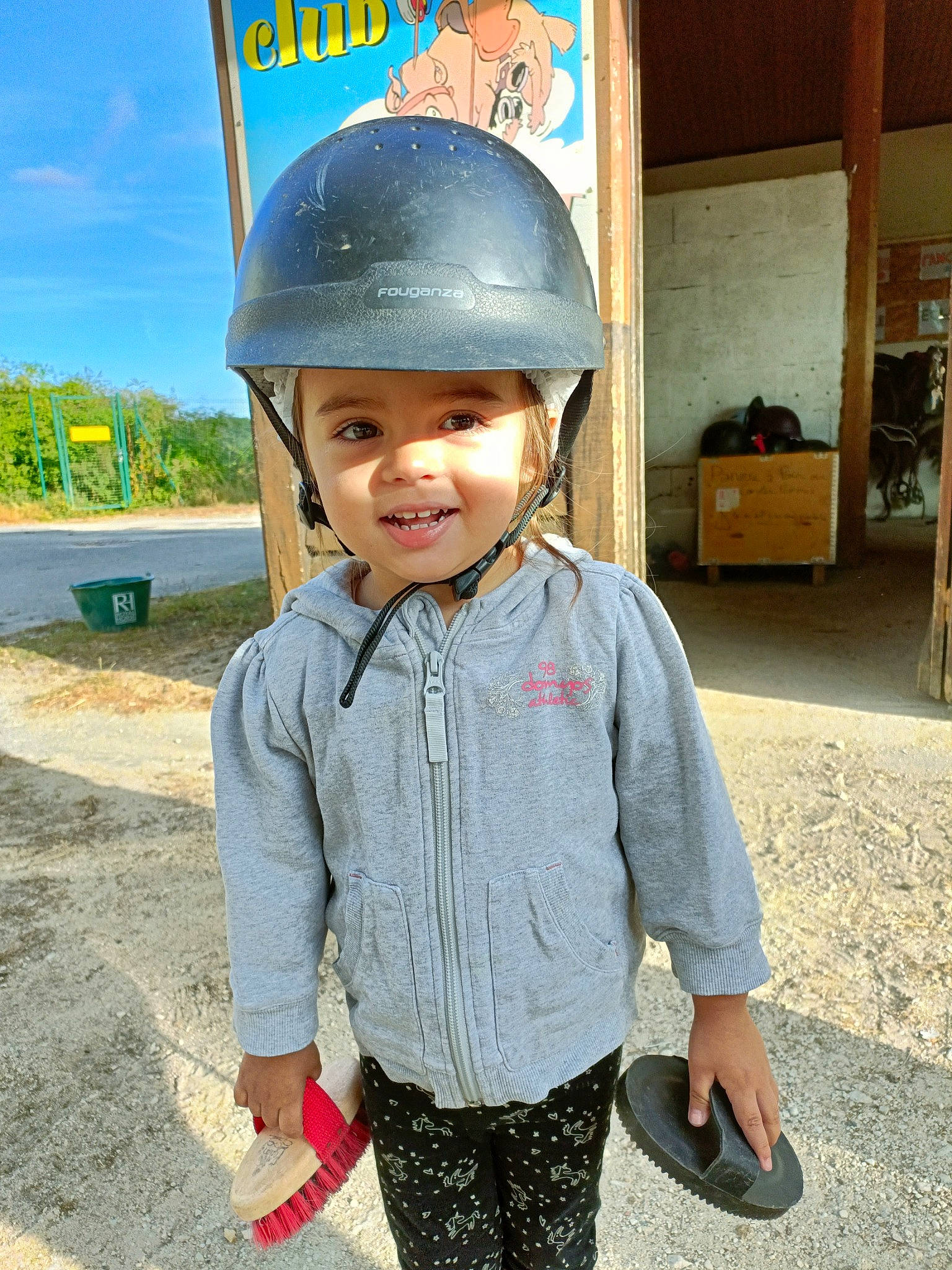Djulya participe au concours pour gagner de l'argent avec cette photo : asphalt, electric_blue, equestrian_helmet, face, fashion_accessory, fun, happy, hard_hat, headgear, headwear, helmet, outerwear, person, personal_protective_equipment, plant, recreation, sky, sleeve, smile, t_shirt