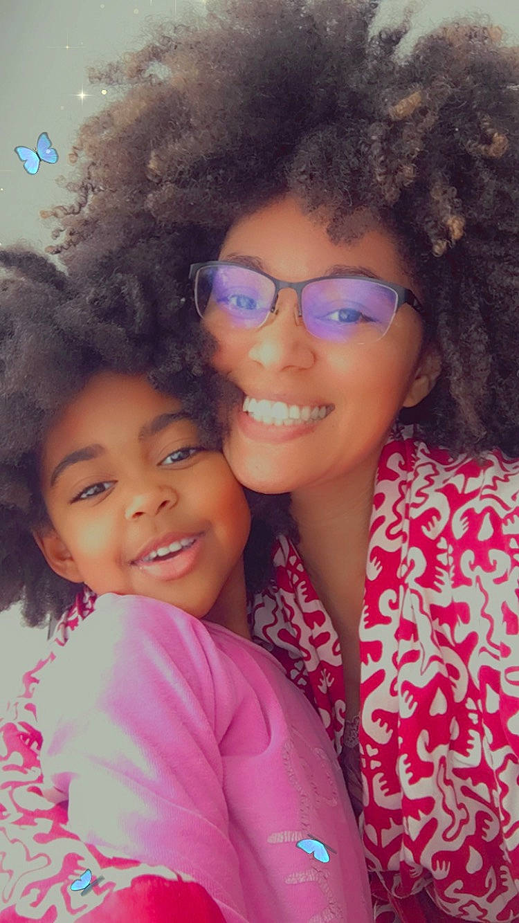 Kaillyne a rejoint le concours — aidez-le/la à gagner de superbes lots ! afro, chin, eye, eyebrow, face, facial_expression, fashion, gesture, glasses, hairstyle, happy, iris, jheri_curl, joy, lip, person, pink, purple, skin, smile
