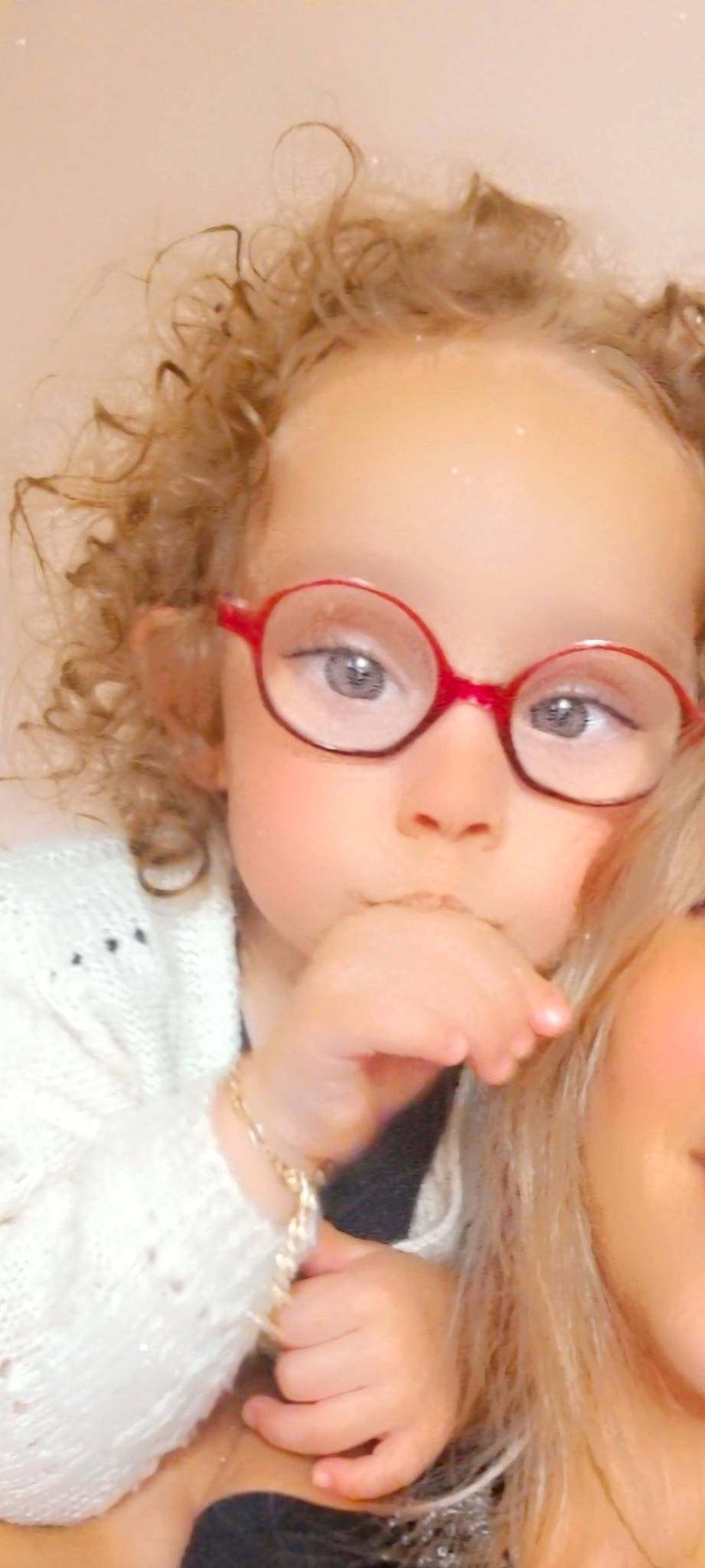 Nyna a rejoint le concours — aidez-le/la à gagner de superbes lots ! cheek, chin, ear, eye, eyebrow, eyelash, eyewear, facial_expression, finger, gesture, glasses, happy, head, iris, lip, mouth, neck, nose, person, skin