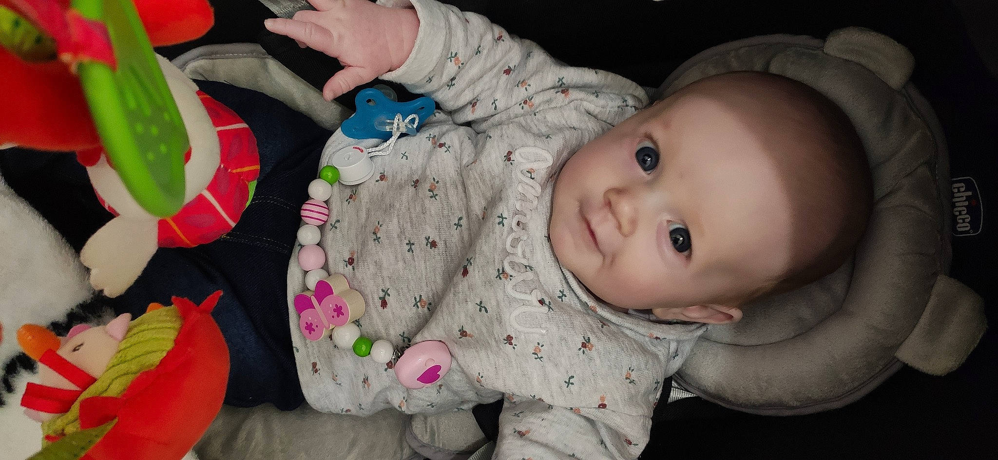 Elina participe au concours pour gagner de l'argent avec cette photo : baby, baby_toddler_clothing, cheek, eye, facial_expression, finger, green, hand, human_body, iris, lip, mouth, nose, organ, person, product, skin, sleeve, smile, textile