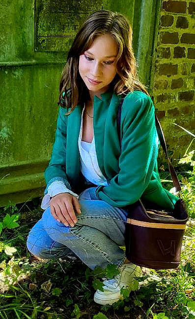 Romane participe au concours pour gagner de l'argent avec cette photo : bag, blond, boot, clothing, denim, electric_blue, grass, green, hairstyle, human_leg, jeans, knee, leg, leisure, long_hair, outerwear, people_in_nature, person, shoe, thigh