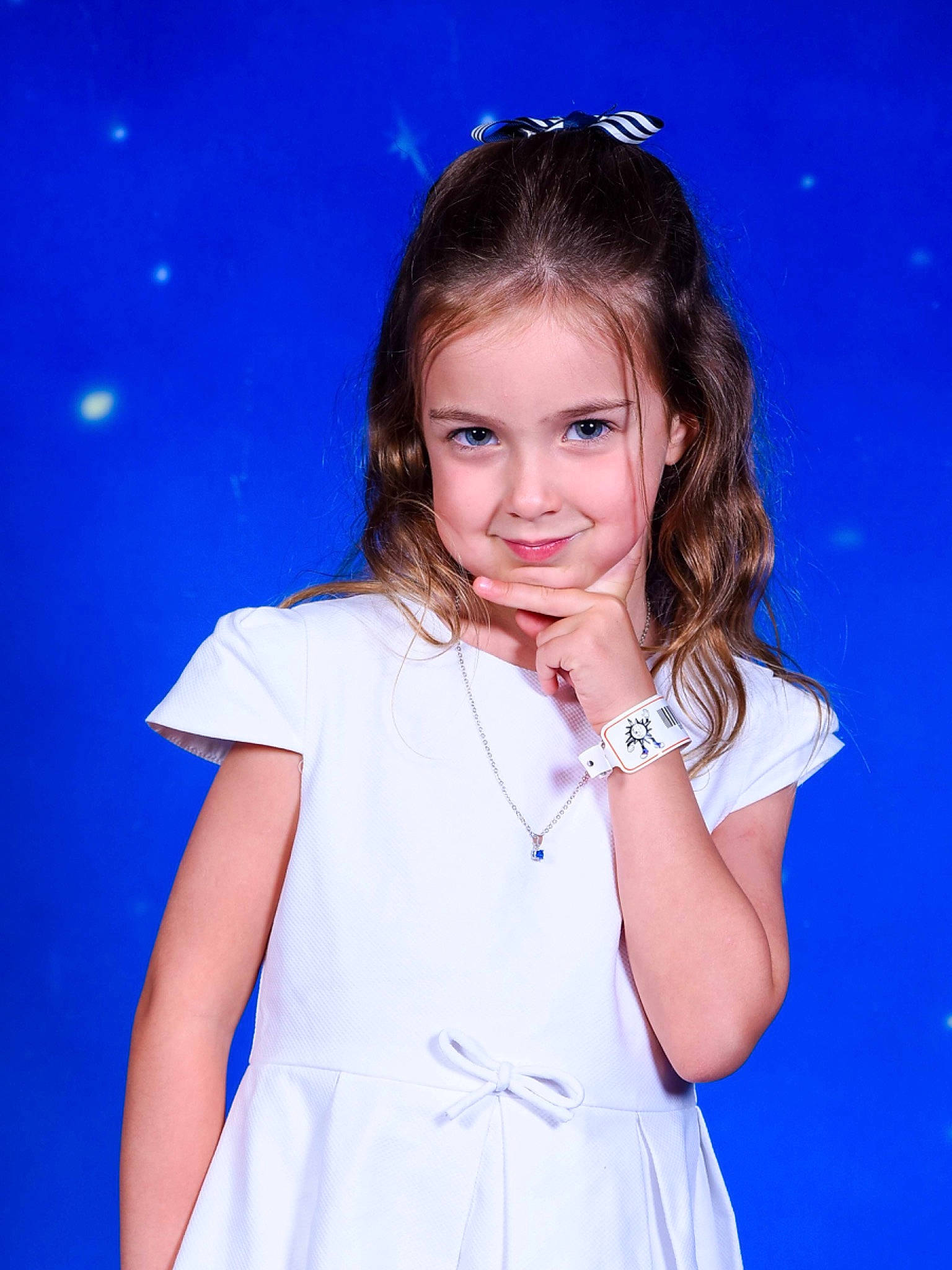 Hanaé participe au concours pour gagner de l'argent avec cette photo : azure, blue, chin, clothing, day_dress, dress, electric_blue, fashion_design, flash_photography, fun, gesture, hair, hairstyle, happy, human_body, joy, long_hair, neck, person, sleeve