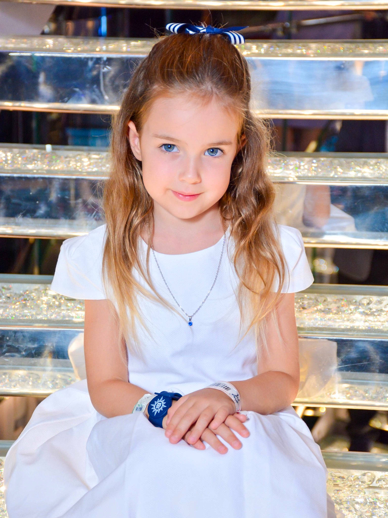 Hanaé participe au concours pour gagner de l'argent avec cette photo : blond, blue, brown_hair, child, day_dress, electric_blue, event, fashion_accessory, fashion_design, formal_wear, fun, hairstyle, happy, jewellery, joy, leisure, long_hair, necklace, person, recreation