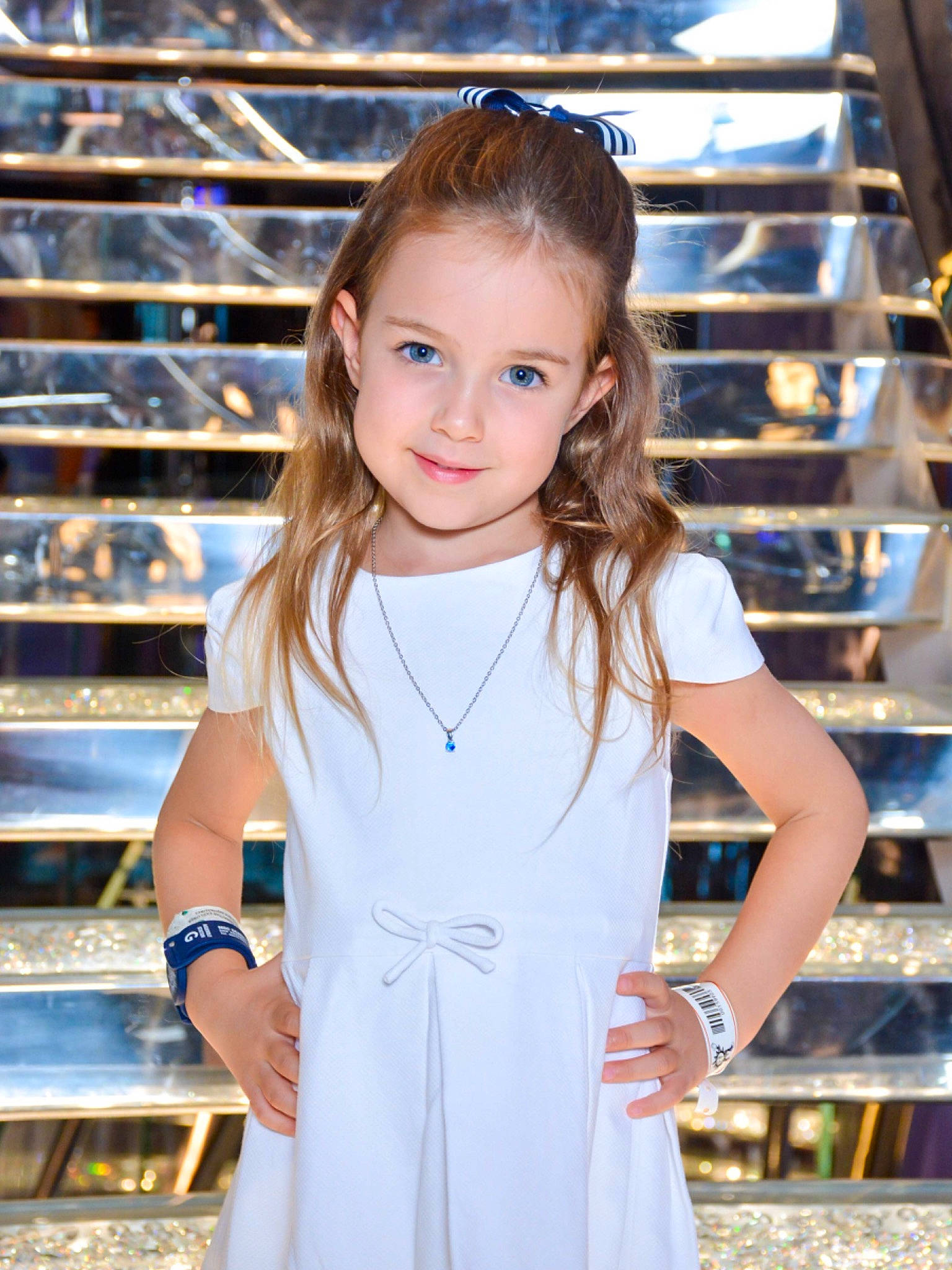 Hanaé a rejoint le concours — aidez-le/la à gagner de superbes lots ! blond, brown_hair, child, electric_blue, event, fashion_accessory, fashion_design, flash_photography, formal_wear, hair, hairstyle, happy, jewellery, joy, long_hair, necklace, people, person, sleeve, smile