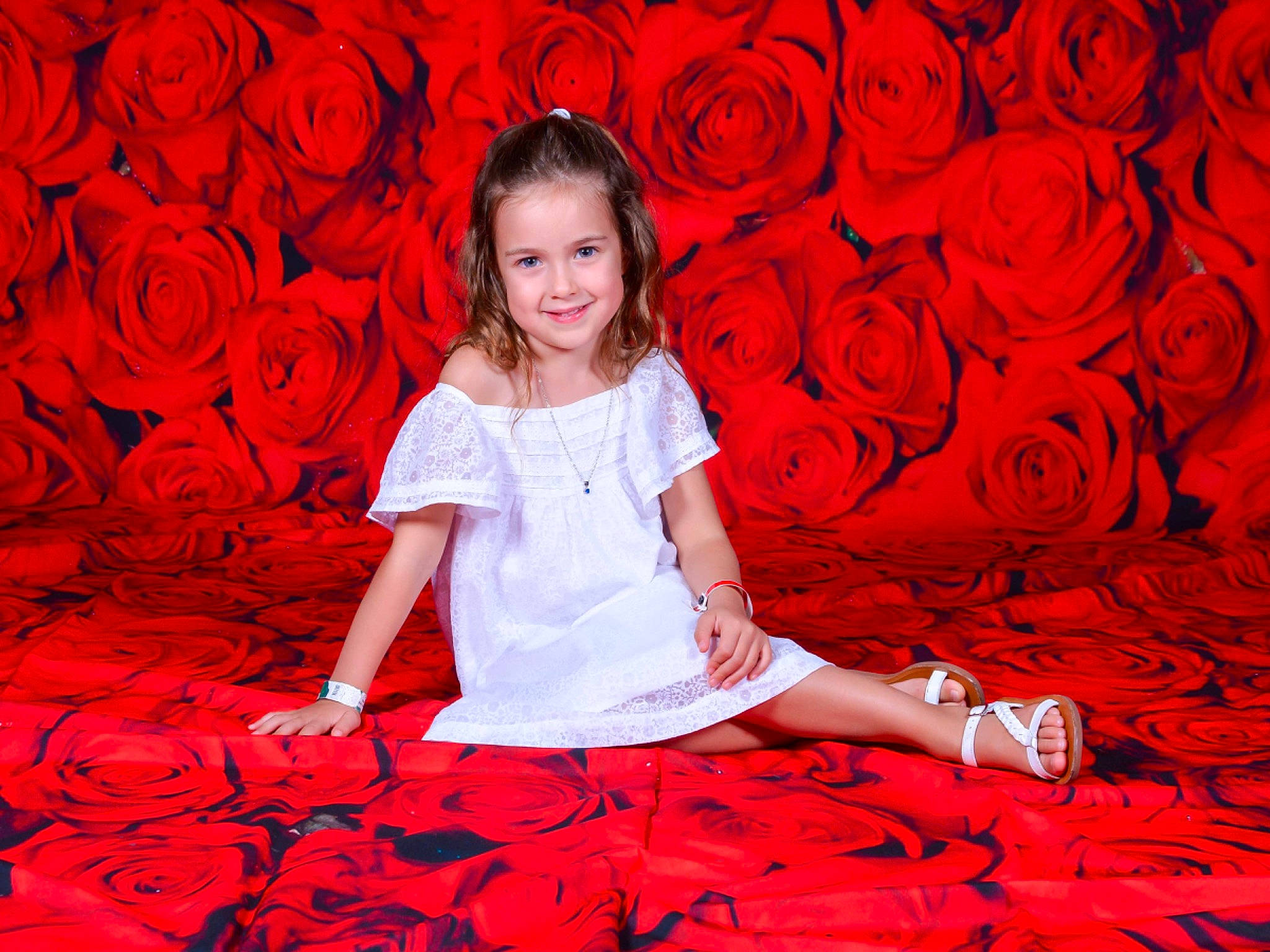 Hanaé participe au concours pour gagner de l'argent avec cette photo : dress, facial_expression, flash_photography, flooring, flower, happy, human_leg, joy, magenta, orange, pattern, peach, person, petal, pink, plant, red, rose, smile, textile