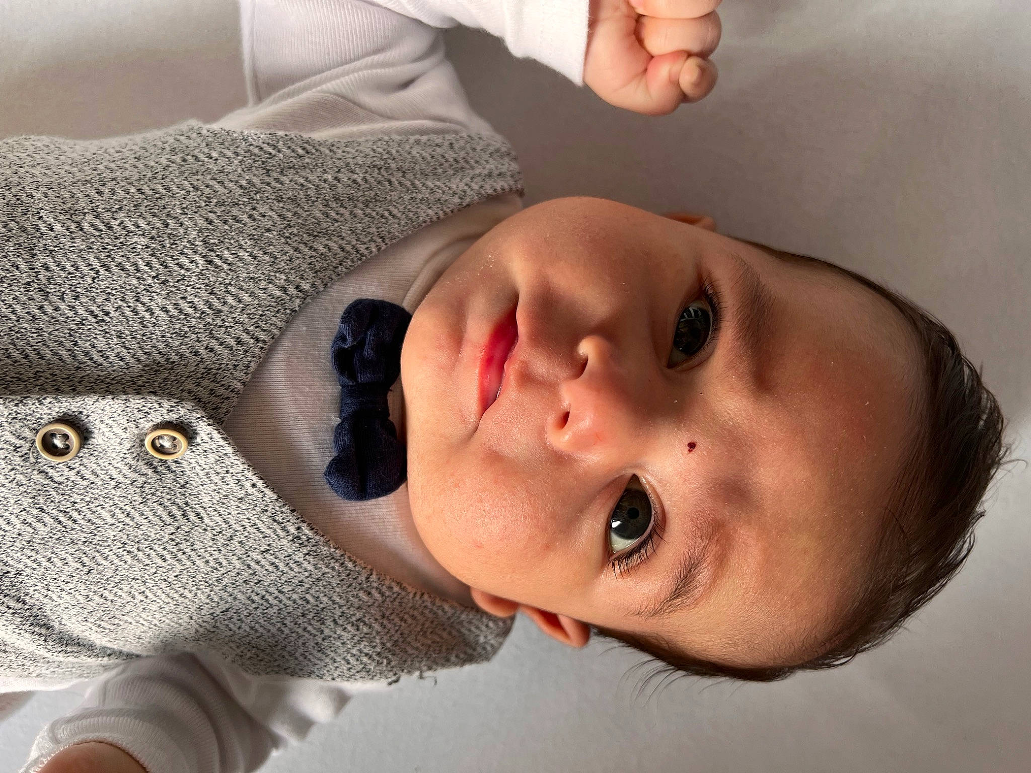 Samuel a rejoint le concours — aidez-le/la à gagner de superbes lots ! baby, cheek, comfort, ear, eye, eyebrow, eyelash, face, finger, forehead, head, headgear, human_body, iris, jaw, lip, mouth, neck, nose, person