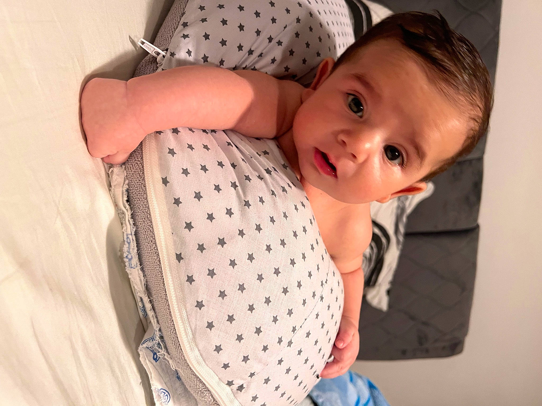 Samuel participe au concours pour gagner de l'argent avec cette photo : abdomen, baby, baby_products, baby_toddler_clothing, chest, child, collar, comfort, day_dress, elbow, linens, neck, pattern, person, plaid, polka_dot, room, sleeve, surprise, toddler