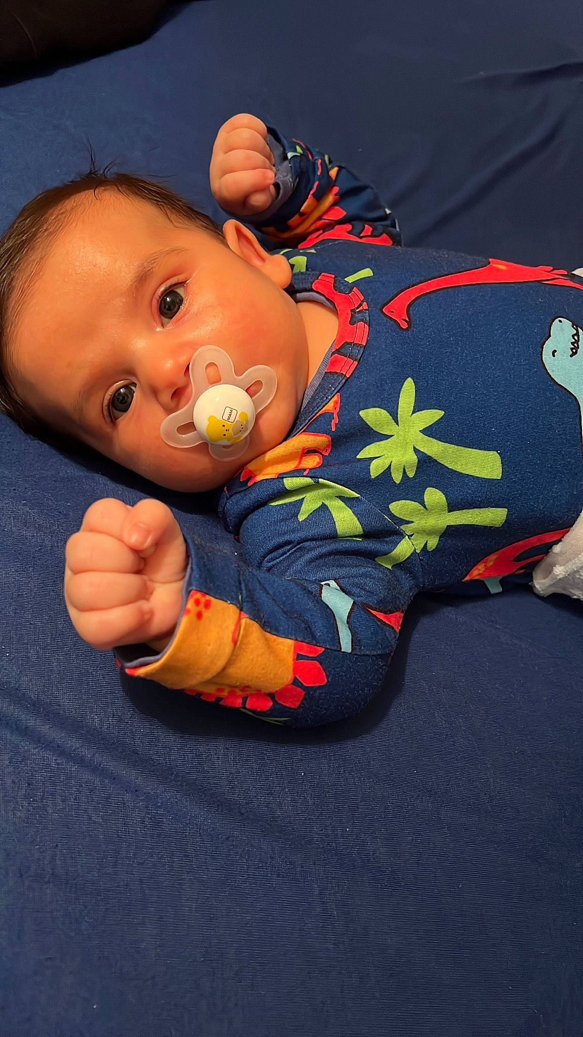 Samuel a rejoint le concours — aidez-le/la à gagner de superbes lots ! baby, baby_products, baby_sleeping, baby_toddler_clothing, baby_toys, carmine, cheek, child, comfort, finger, gesture, happy, head, human_body, lap, nose, orange, person, sitting, toddler