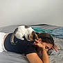 Stella participe au concours pour gagner de l'argent avec cette photo : kitten, cat, person, bed, black_shirt, white_shorts, bracelet, toy, gray_bedspread, blanket, indoor, resting, pet, playing, animal, casual, sleeping, human, cute, relaxation