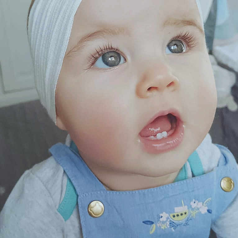 Louciana participe au concours pour gagner de l'argent avec cette photo : adorable, baby, blue_overalls, bow, child, close_up, clothing, cute, expression, face, headband, indoor, infant, long_eyelashes, mouth_open, person, portrait, soft_lighting, teeth, young