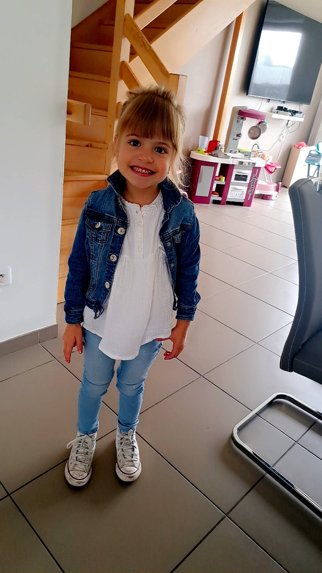 Lyna participe au concours pour gagner de l'argent avec cette photo : baby_toddler_clothing, bag, child, denim, electric_blue, floor, flooring, happy, human_leg, jacket, joy, knee, leg, person, product, sleeve, smile, sneakers, sock, standing