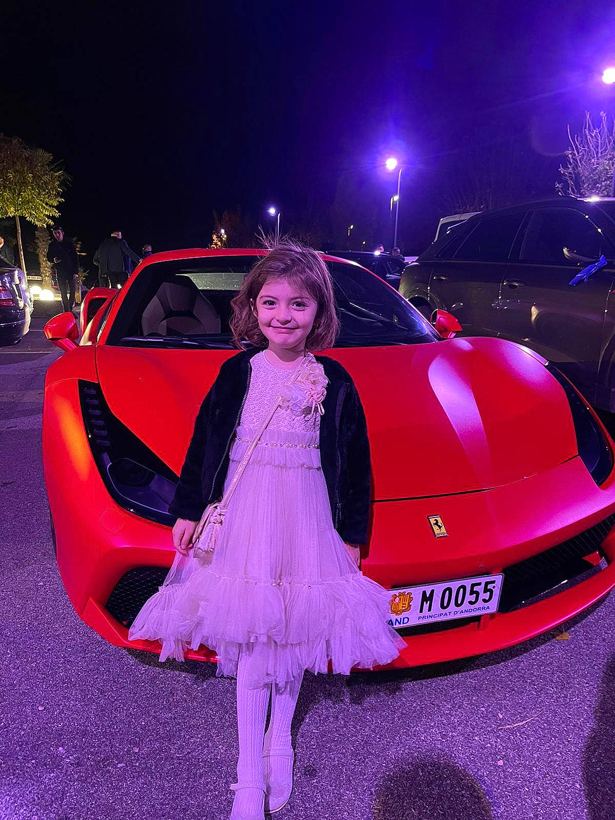 Eslem a rejoint le concours — aidez-le/la à gagner de superbes lots ! automotive_design, automotive_exterior, automotive_lighting, blue, bumper, car, dress, electric_blue, hood, joy, land_vehicle, motor_vehicle, person, personal_luxury_car, pink, red, smile, tire, vehicle, vehicle_door