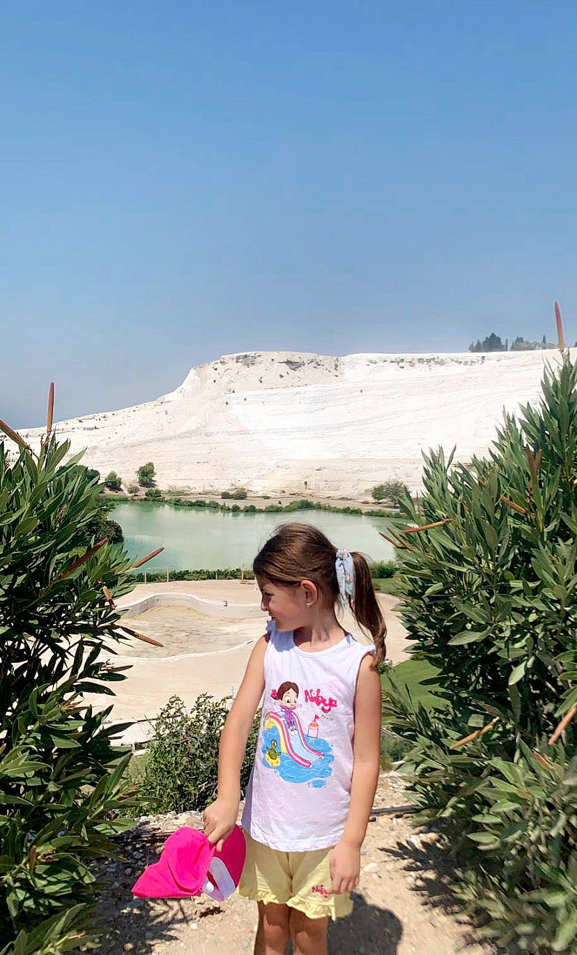 Eslem participe au concours pour gagner de l'argent avec cette photo : arecales, azure, body_of_water, ecoregion, fun, grass, happy, horizon, landscape, leisure, morning, natural_environment, people_in_nature, person, plant, sand, sky, summer, sunglasses, travel