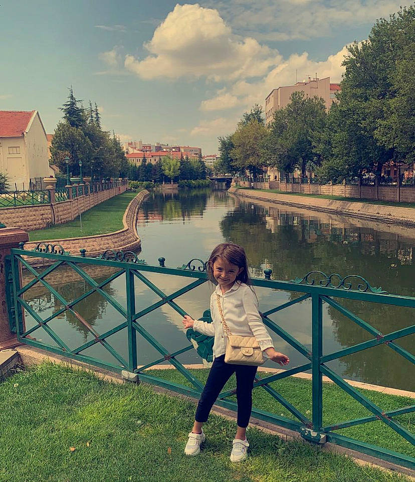 Eslem a rejoint le concours — aidez-le/la à gagner de superbes lots ! beauty, bridge, cloud, fence, grass, green, happy, joy, lake, landscape, leisure, line, morning, natural_landscape, people_in_nature, person, plant, sky, tints_and_shades, travel