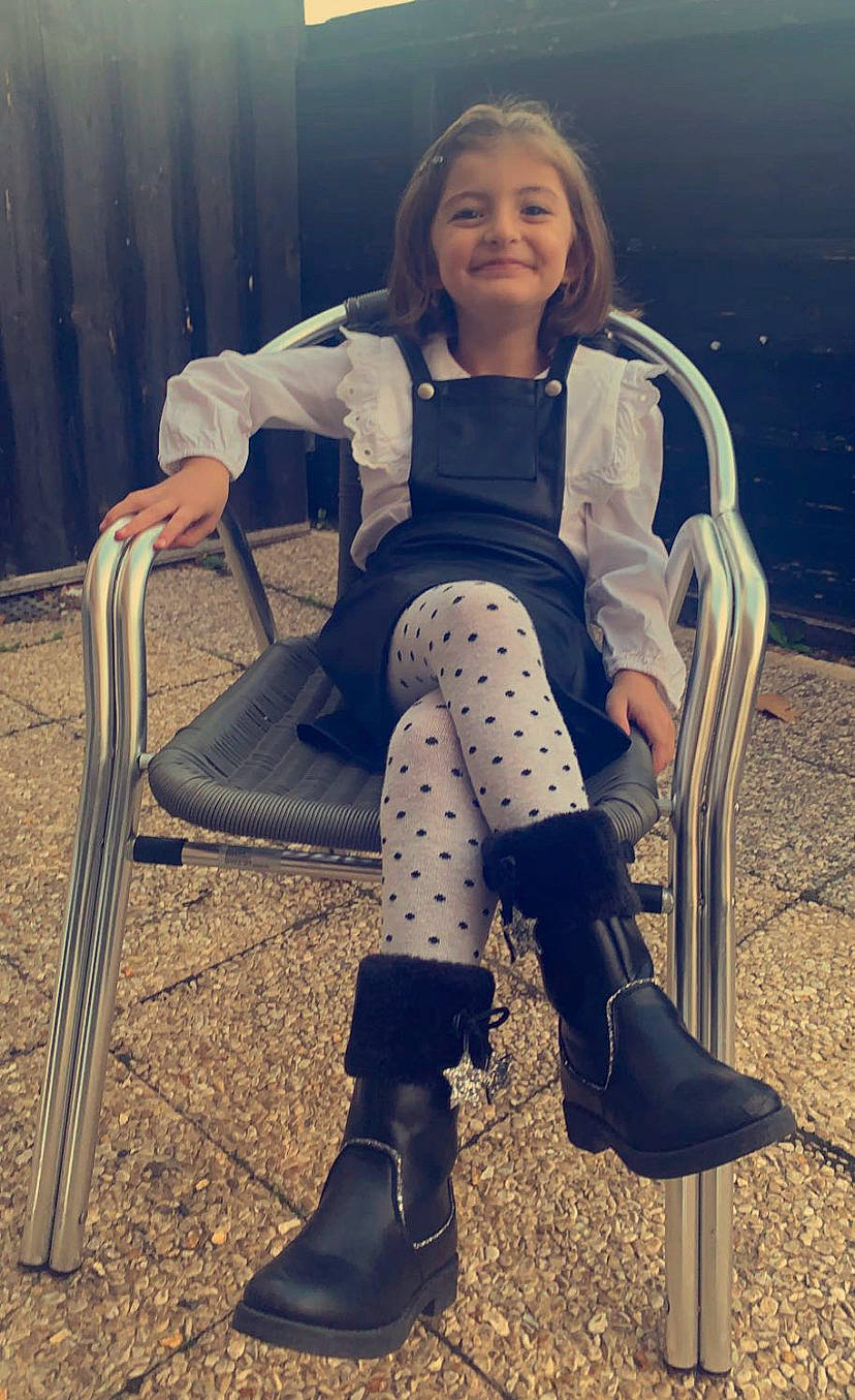 Eslem participe au concours pour gagner de l'argent avec cette photo : boot, chair, comfort, cool, electric_blue, fashion_accessory, fashion_design, flash_photography, foot, hair, happy, human_leg, joint, joy, knee, leg, person, shoe, sitting, sleeve