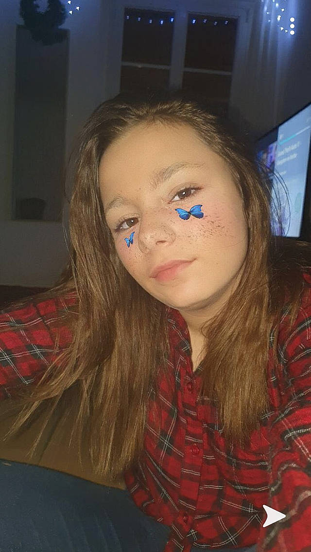 Elodie a rejoint le concours — aidez-le/la à gagner de superbes lots ! beauty, black_hair, brown_hair, cheek, chin, eye, eyebrow, eyelash, face, forehead, fun, hair, hairstyle, head, iris, jaw, lip, long_hair, mouth, nose