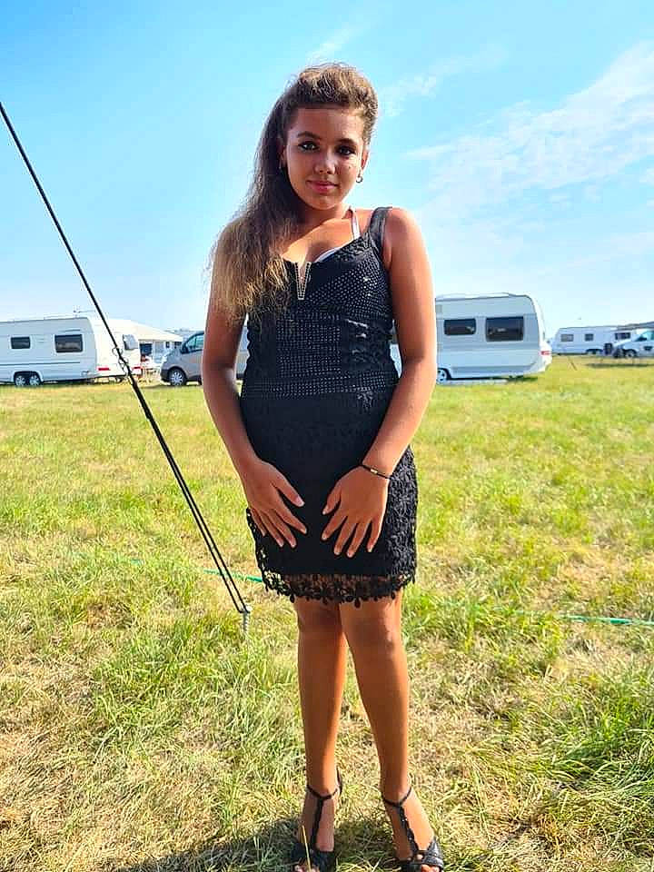 Shelsea a rejoint le concours — aidez-le/la à gagner de superbes lots ! car, day_dress, dress, eyewear, flash_photography, grass, grass_family, grassland, hair, happy, knee, person, plant, sky, smile, street_fashion, summer, sunglasses, thigh, travel