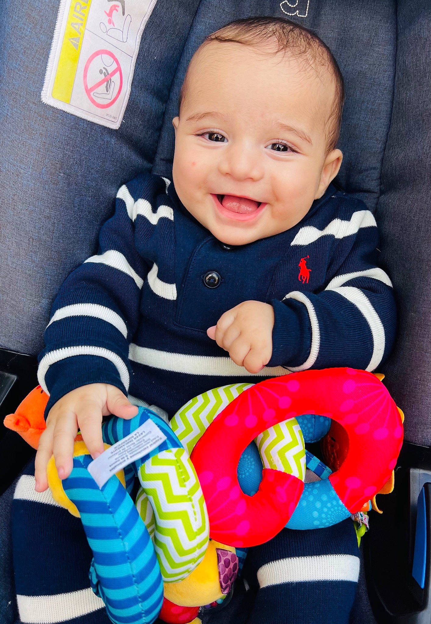 Bayan a rejoint le concours — aidez-le/la à gagner de superbes lots ! baby, baby_playing_with_toys, baby_products, baby_toddler_clothing, baby_toys, blue, cheek, child, comfort, face, fictional_character, fun, happy, person, product, sitting, sleeve, smile, t_shirt, toddler