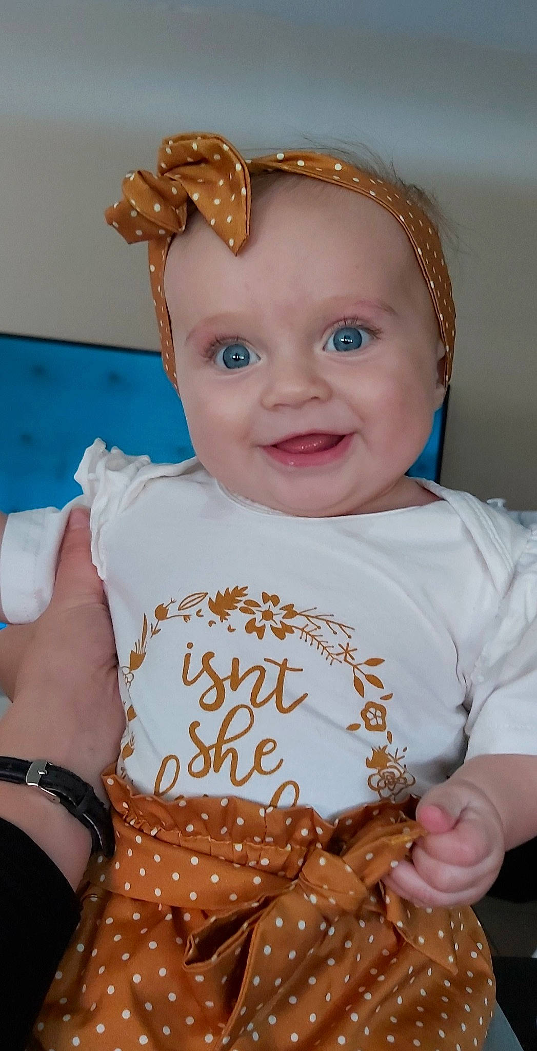 Kayliah participe au concours pour gagner de l'argent avec cette photo : baby, baby_toddler_clothing, child, ear, face, fashion_accessory, food, hair_accessory, headband, headgear, joy, person, smile, toddler