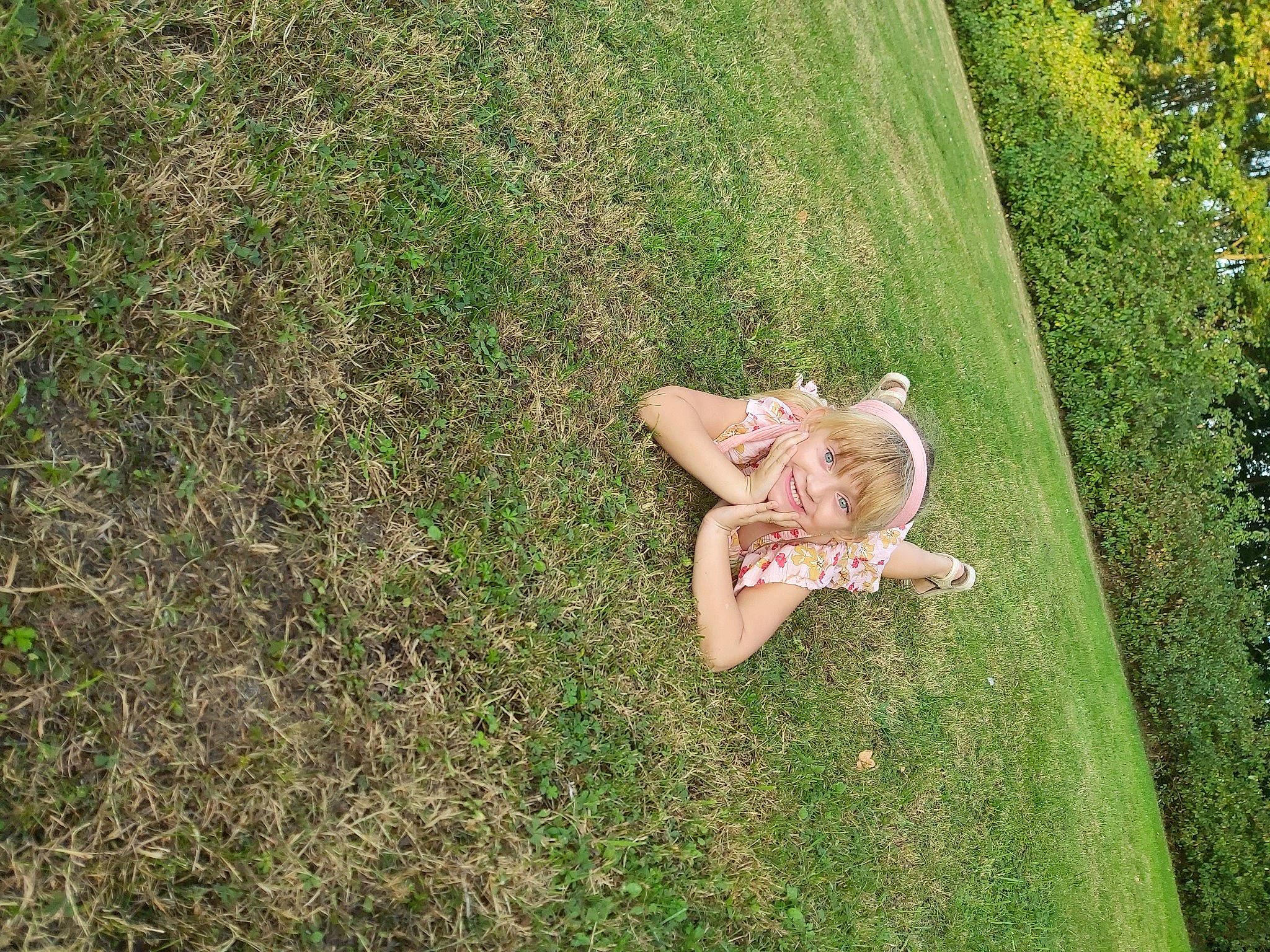 Maëlys a rejoint le concours — aidez-le/la à gagner de superbes lots ! dress, fawn, grass, grass_family, green, joy, landscape, lawn, leaf, meadow, person, photography, plant, soil, tree