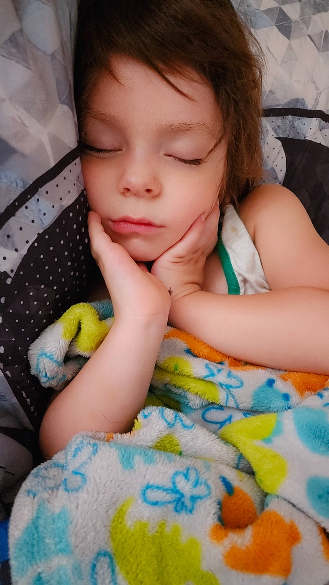 Ace is registered to the contest to win money with this photo: arm, cheek, comfort, eye, eyelash, facial_expression, finger, hairstyle, hand, head, human_body, iris, lip, mammal, mouth, nose, organ, person, skin, textile