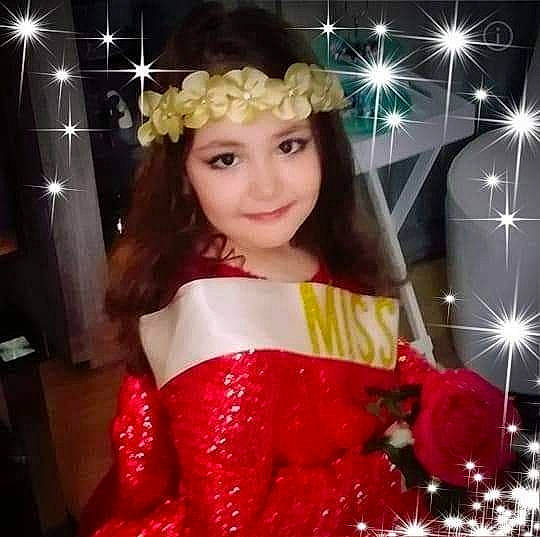 Chloe a rejoint le concours — aidez-le/la à gagner de superbes lots ! beauty, christmas, christmas_decoration, christmas_eve, costume, crown, fashion_accessory, hair, happy, headpiece, headwear, holiday, interior_design, joy, long_hair, person, red, smile