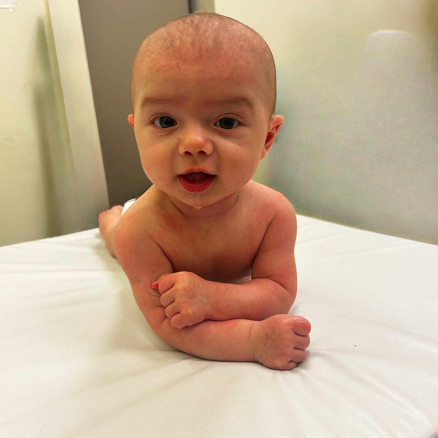 Kenzo participe au concours pour gagner de l'argent avec cette photo : baby, bathing, bathtub, bed, bedroom, bodypart, face, finger, furniture, hand, head, indoors, newborn, person, photography, portrait, room, sitting, wood, wrist