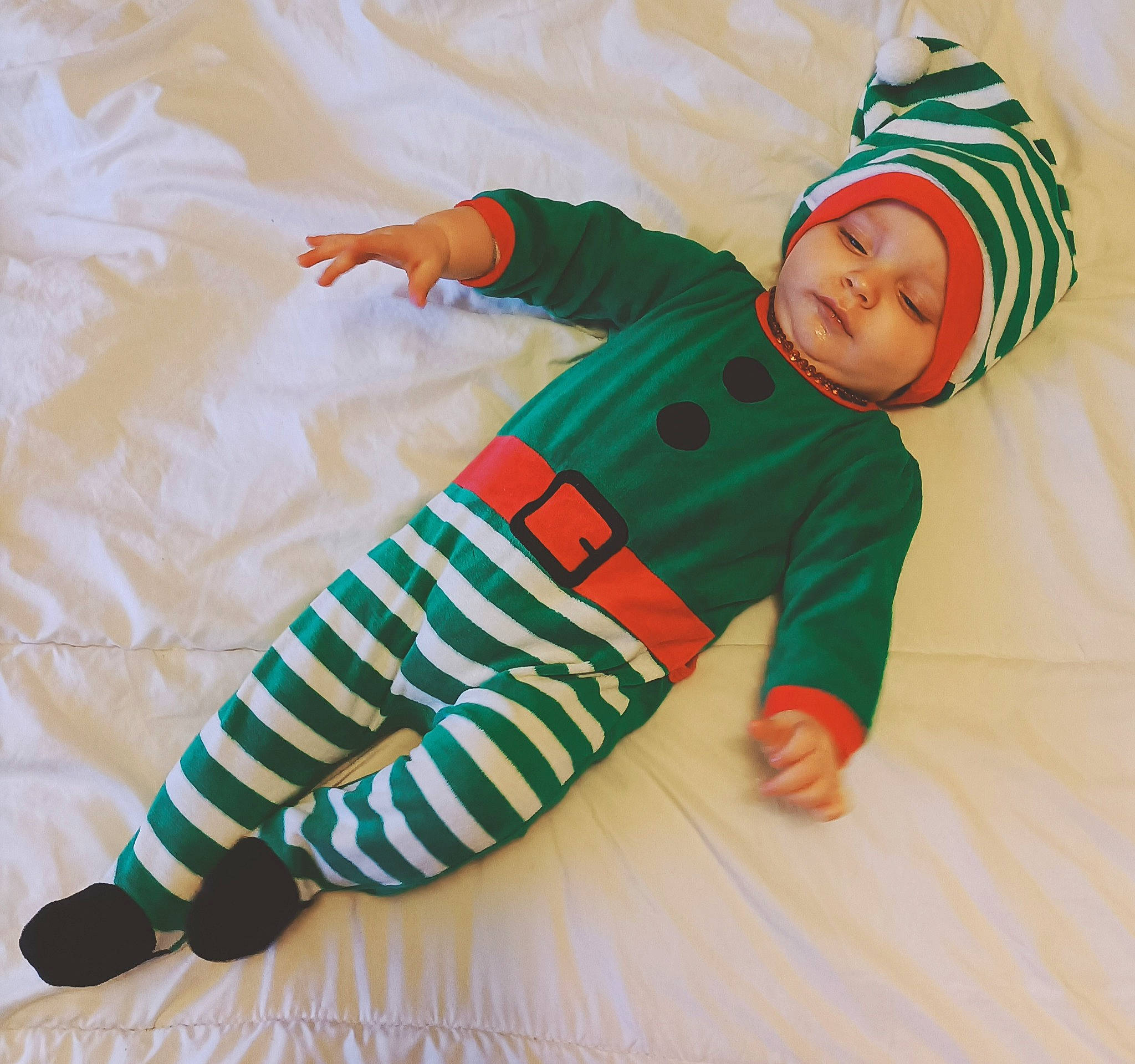 Victor a rejoint le concours — aidez-le/la à gagner de superbes lots ! baby, baby_sleeping, baby_toddler_clothing, child, comfort, finger, flooring, foot, fun, hand, happy, headwear, human_leg, linens, pattern, person, sleeve, t_shirt, textile, thigh