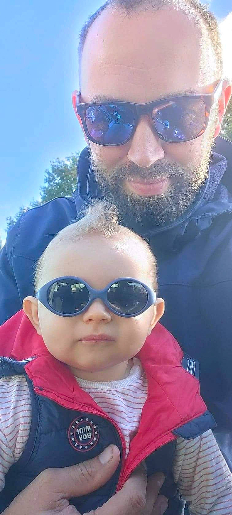 Victor a rejoint le concours — aidez-le/la à gagner de superbes lots ! beard, blue, chin, eyewear, face, facial_expression, fun, glasses, goggles, hairstyle, happy, joy, light, lip, mouth, nose, person, photograph, sky, sunglasses